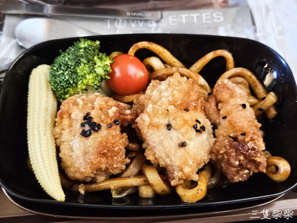 星宇航空唐揚雞烏龍炒麵