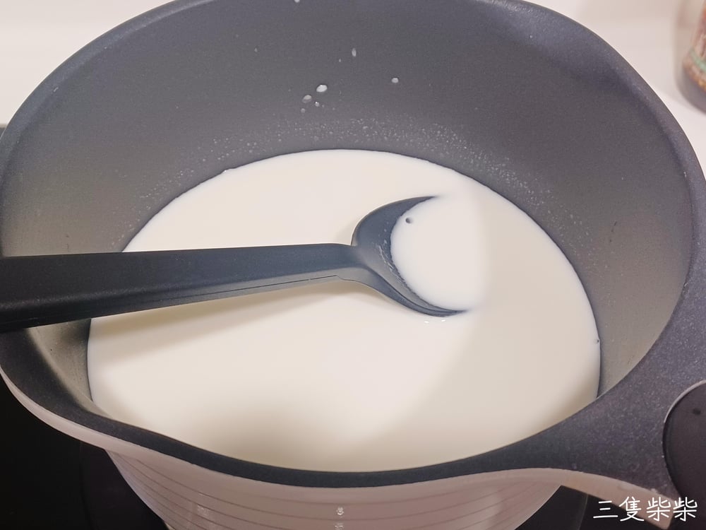 牛奶和砂糖轉中小火攪拌到溶解