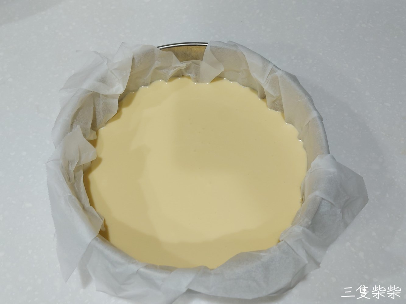 將攪拌均勻的材料倒入模具中