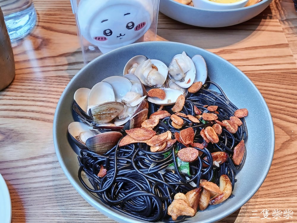 酒香蒜味蛤蜊墨魚麵